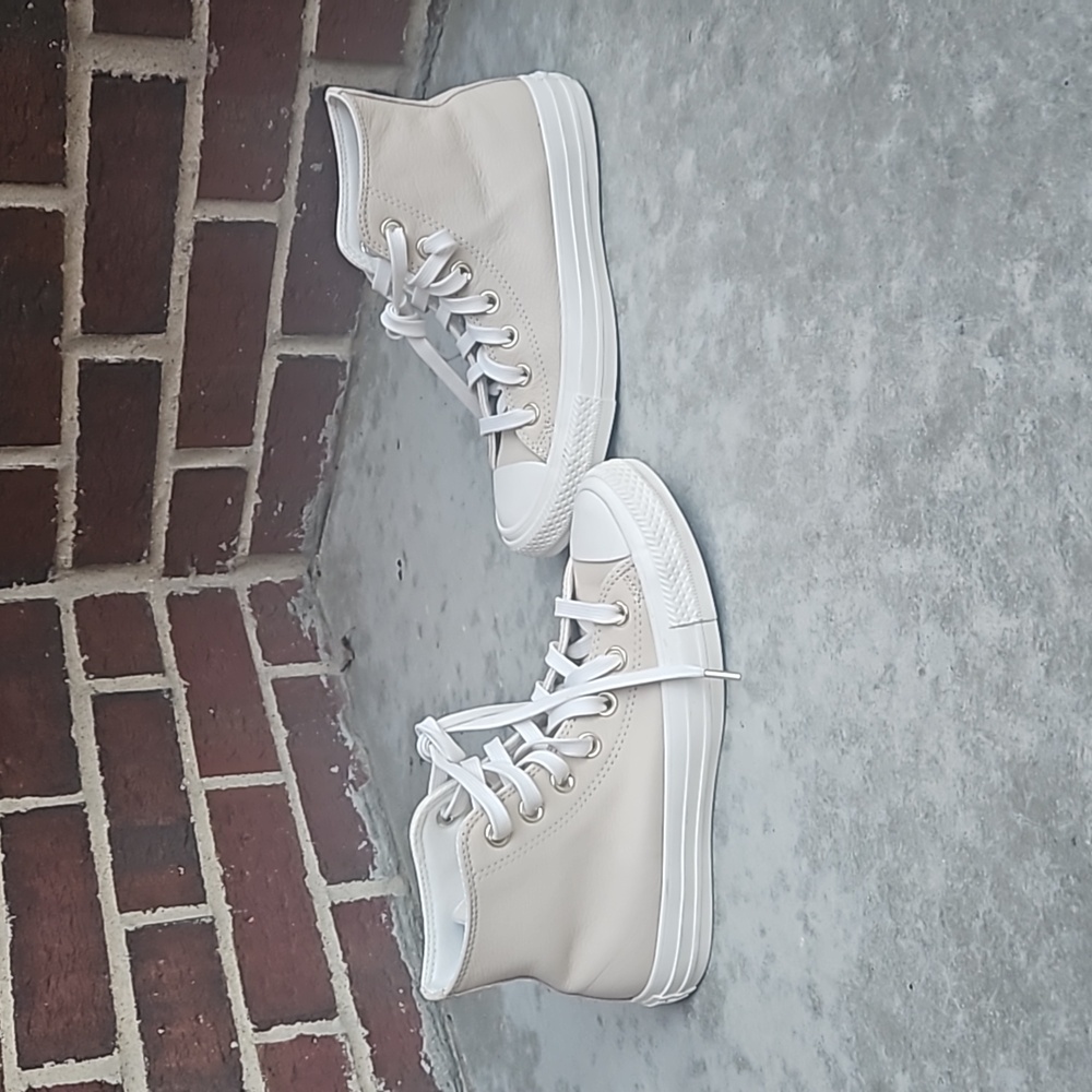 NWOT Women's Converse All Stars, sz 5